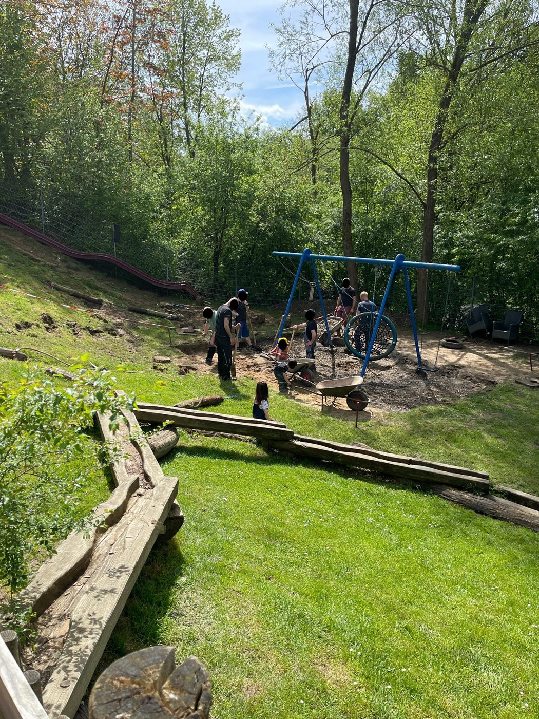 Spielplatz im Zwergennest mit Rutsche, Vogelnestschaukel und Balancierbalken